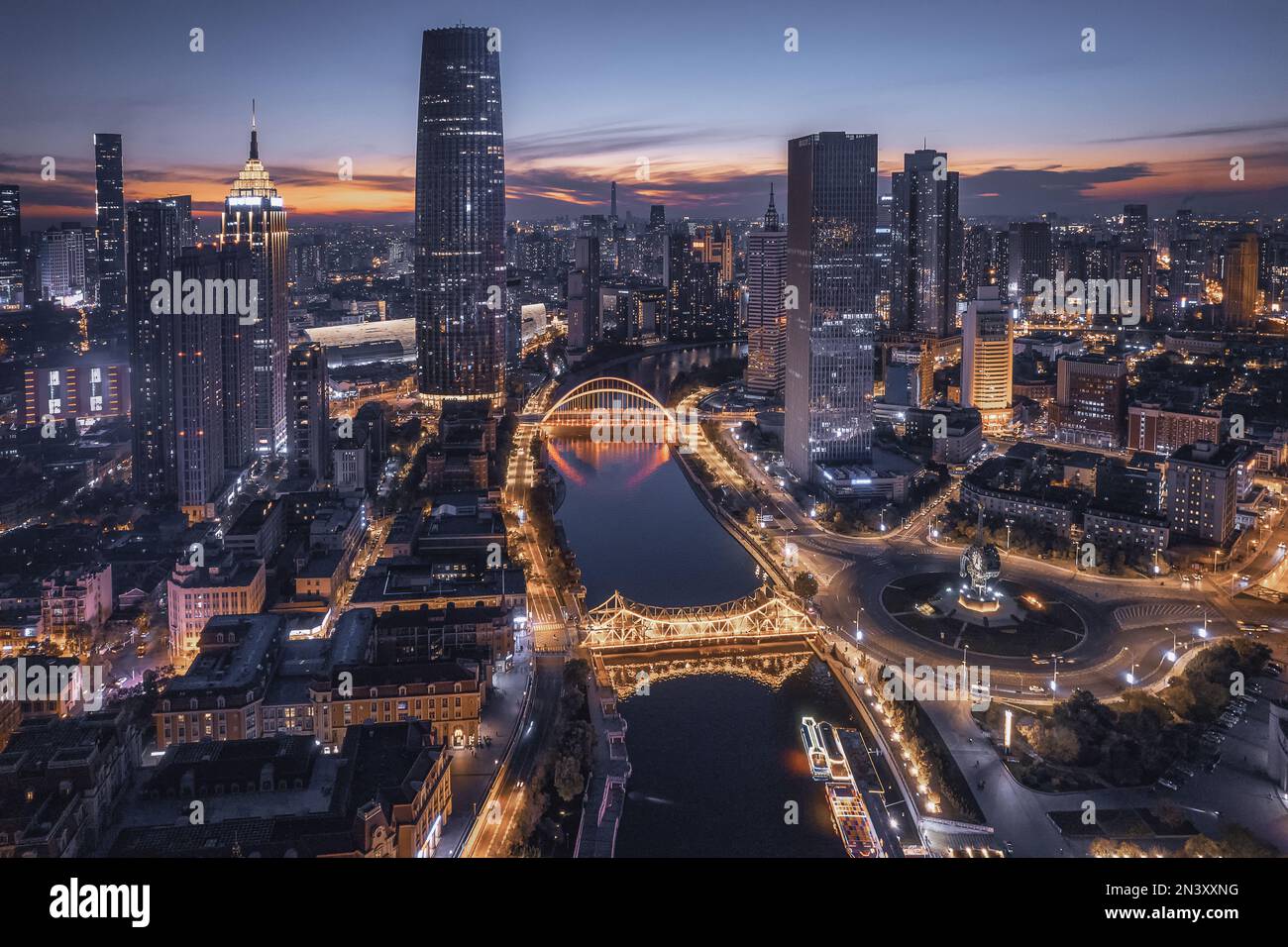 Ein Luftblick auf den Fluss Haihe und das Stadtbild bei Nacht in Tianjin, China Stockfoto