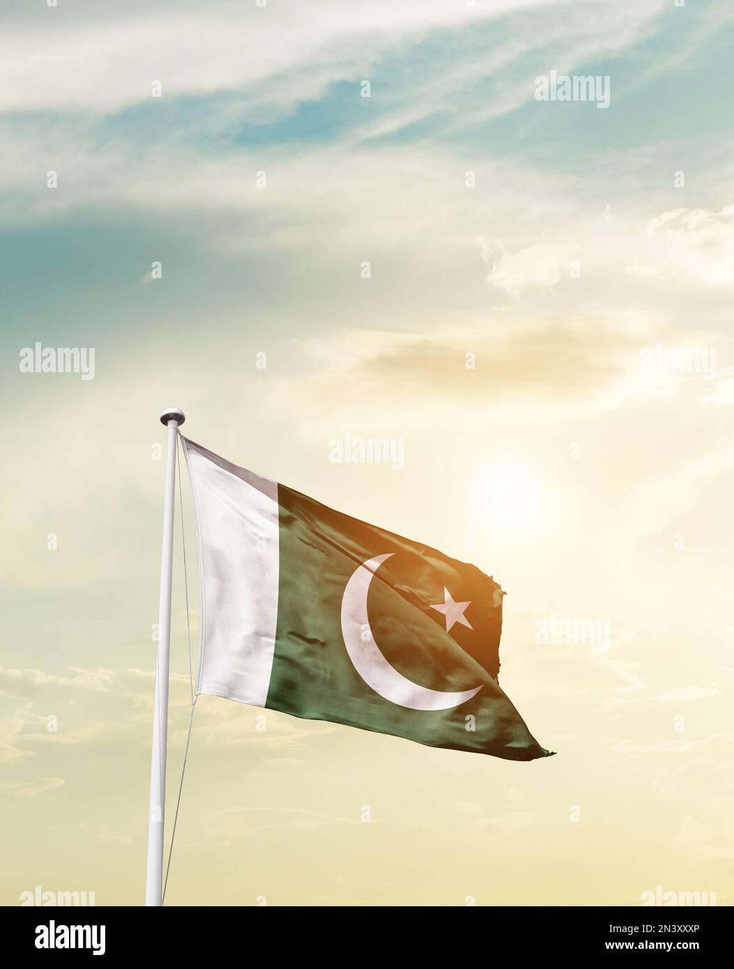 pakistan schwenkt mit der Flagge am wunderschönen Himmel. Stockfoto