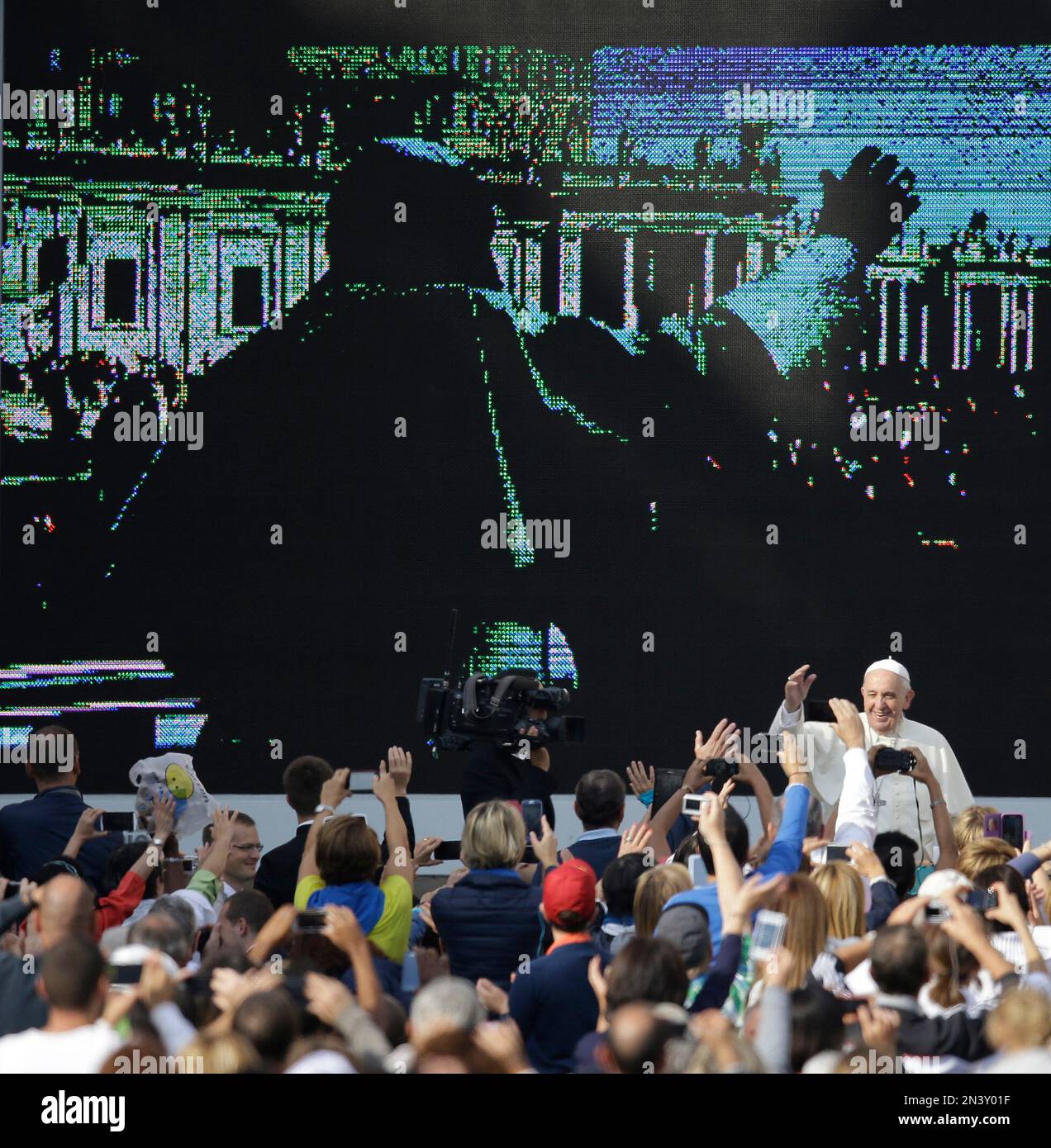 Pope Francis blesses faithful upon his arrival in St. Peter's Square on the occasion of the weekly general audience at the Vatican, Wednesday, Oct. 1, 2014. (AP Photo/Gregorio Borgia) Stockfoto