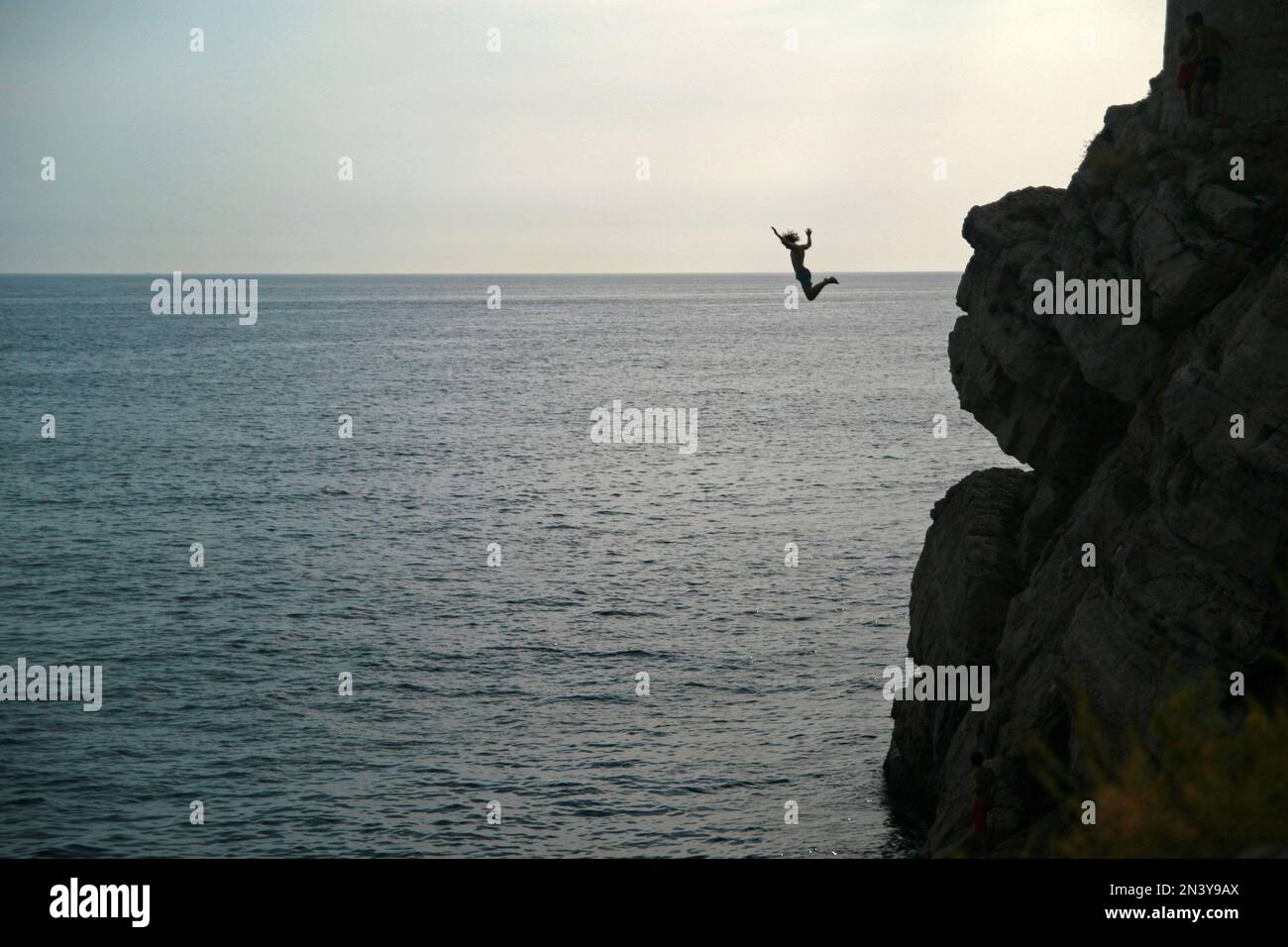 Springen Sie von den Mauern von Dubrovnik - Verteidigungsmauern, die die Stadt Dubrovnik in Kroatien umgeben Stockfoto