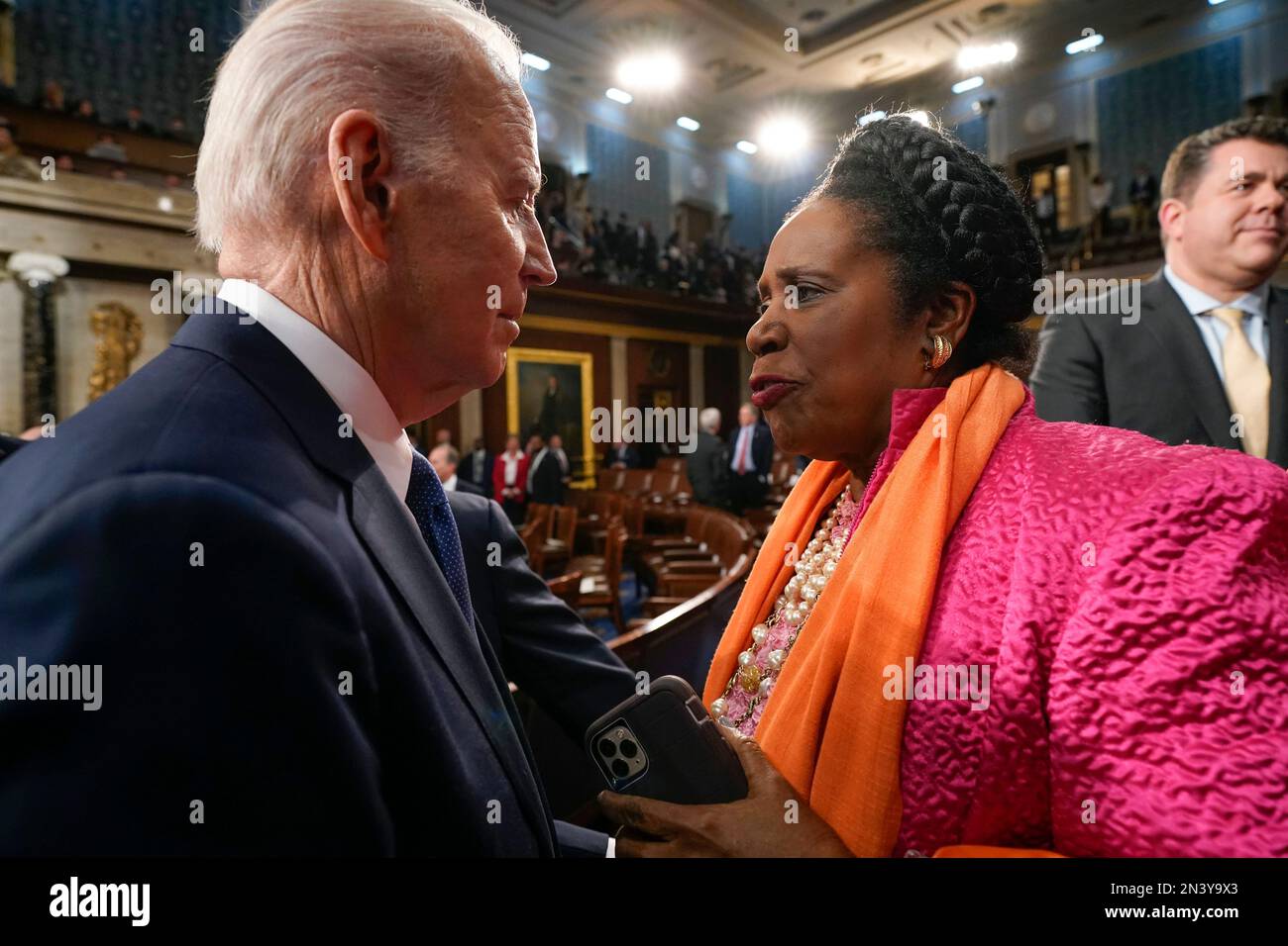 Washington. 7. Februar 2023. Präsident Joe Biden spricht mit Rep. Sheila Jackson Lee, D-Texas, nach der Rede zur Lage der Union vor einer gemeinsamen Kongresssitzung im Capitol am Dienstag, den 7. Februar 2023, in Washington. Kredit: Jacqueline Martin/Pool über CNP/dpa/Alamy Live News Stockfoto