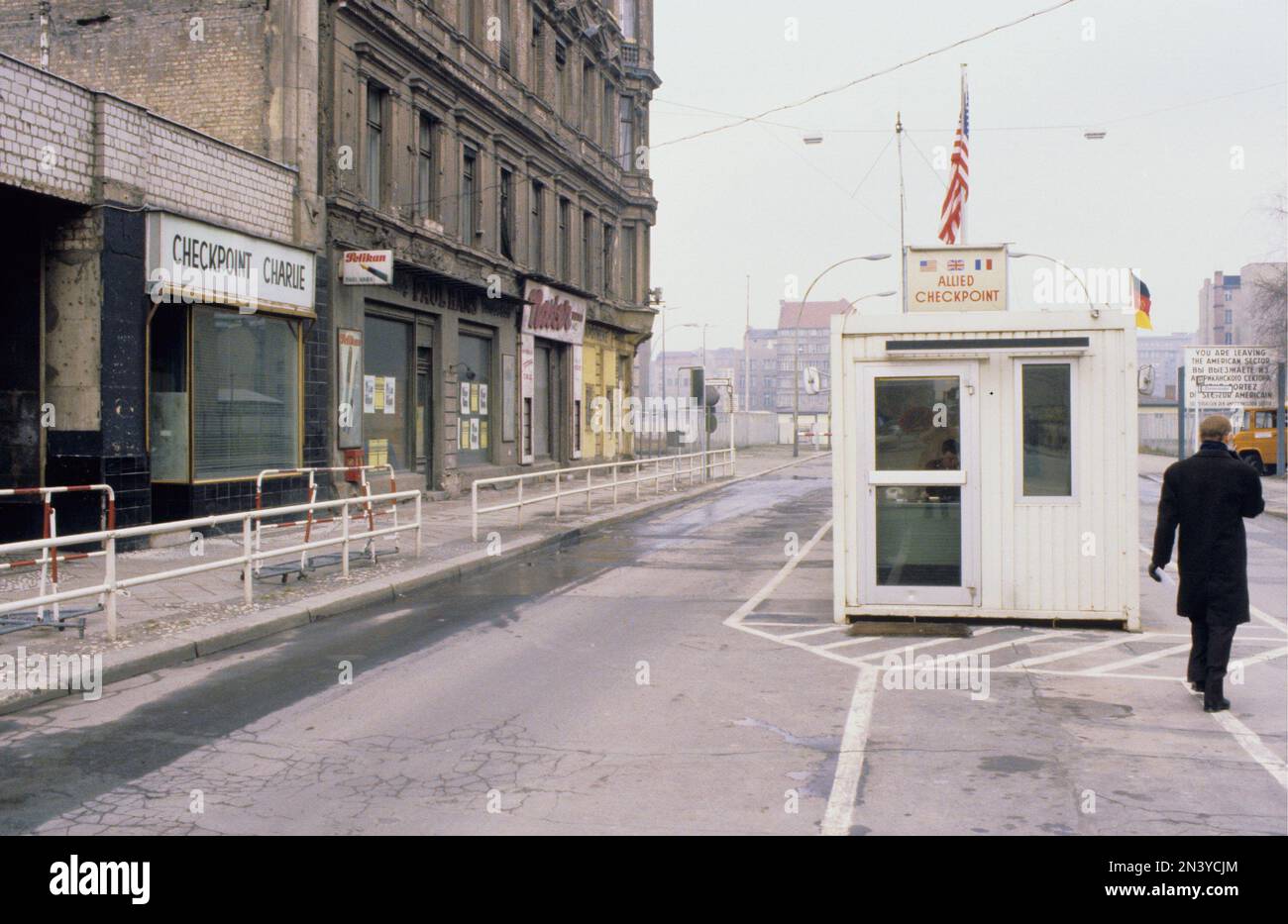 Die Berliner Mauer. Eine bewachte Betonbarriere, die Westberlin von 1961 bis 1989 umkreiste und es von Ostberlin und Ostdeutschland trennte. Der Bau der Berliner Mauer begann 1961. Westberlin war eine politische Enklave, die den westlichen Teil Berlins während der Jahre des Kalten Krieges umfasste. Foto aufgenommen 1978 vom Allied Checkpoint Charlie. Stockfoto