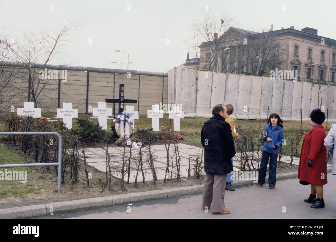 Die Berliner Mauer. Eine bewachte Betonbarriere, die Westberlin von 1961 bis 1989 umkreiste und es von Ostberlin und Ostdeutschland trennte. Der Bau der Berliner Mauer begann 1961. Westberlin war eine politische Enklave, die den westlichen Teil Berlins während der Jahre des Kalten Krieges umfasste. Foto 1978 der Berliner Mauer und ihrer Betonbauteile. Stockfoto