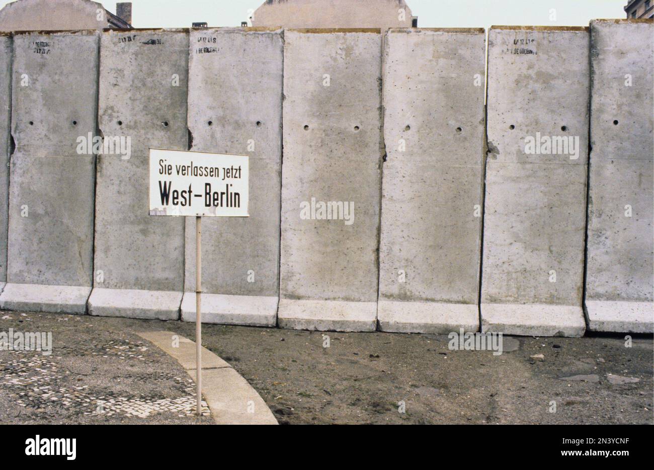 Die Berliner Mauer. Eine bewachte Betonbarriere, die Westberlin von 1961 bis 1989 umkreiste und es von Ostberlin und Ostdeutschland trennte. Der Bau der Berliner Mauer begann 1961. Westberlin war eine politische Enklave, die den westlichen Teil Berlins während der Jahre des Kalten Krieges umfasste. Foto 1978 der Berliner Mauer und ihrer Betonbauteile. Stockfoto