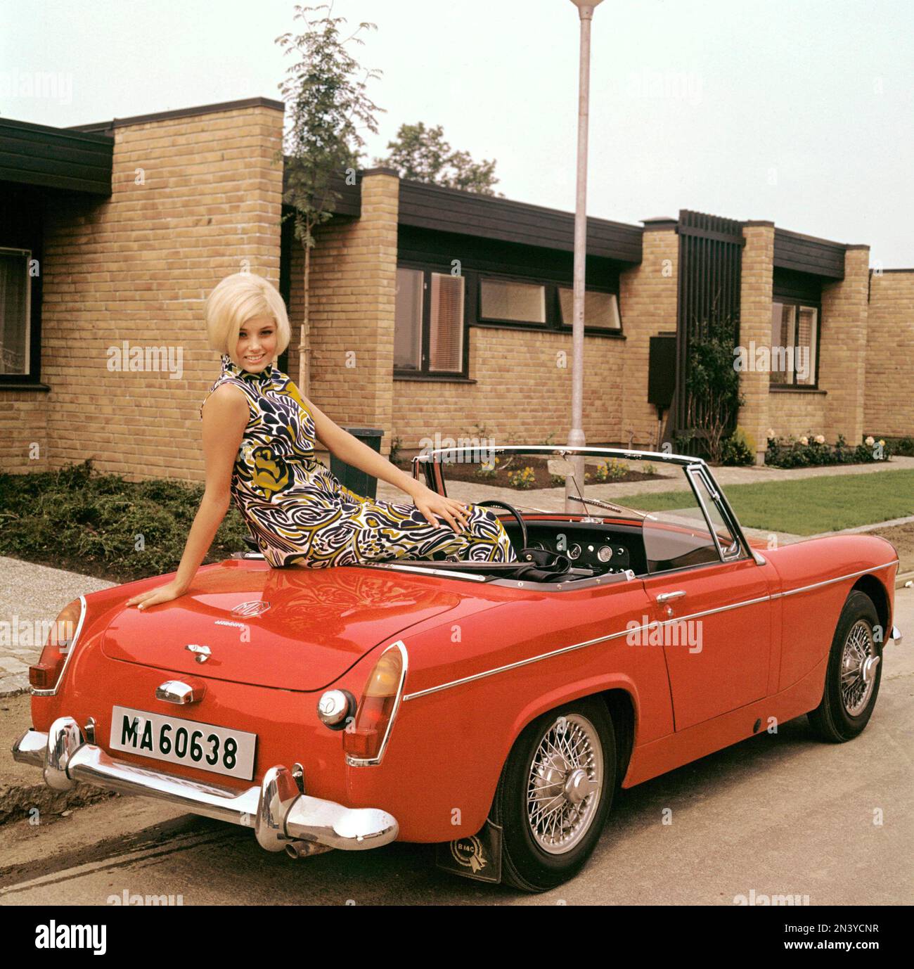 In den 1960er Jahren. Schauspielerin, Modell Janet Ågren, geboren am 6. april 1949. In Landskrona, wo sie in ihrem MG MGB geboren wurde, einem zweitürigen Sportwagen, der von 1962 bis 1980 von der British Motor Corporation BMC hergestellt wurde. Stockfoto