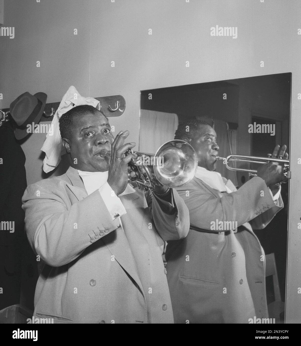 Louis Armstrong. Amerikanischer Trompeter und Sänger. Geboren 4 1901. august - 7 1971. juli. Mit dem Spitznamen Satchmo, Satch und Pops gehörte es zu den einflussreichsten Persönlichkeiten im Jazz.das Bild wurde in Schweden 1952 gezeigt. Kristoffersson Ref. BH51-3 Stockfoto