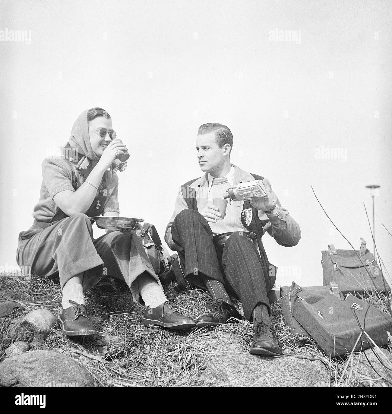 Ein paar auf einem Picknick. Ein junges Paar hat an diesem sonnigen Frühlingstag ihr Essen mitgebracht. Schweden 1947. Kristoffersson Ref. AB12-5 Stockfoto