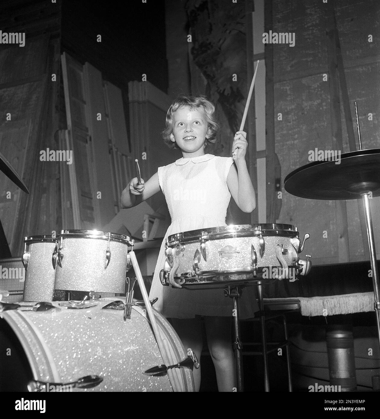 In den 1950er Jahren. Ein junges Mädchen, das Schlagzeug spielt. Das Jahr ist 1956 Schweden, Ref. BX39-1 Stockfoto