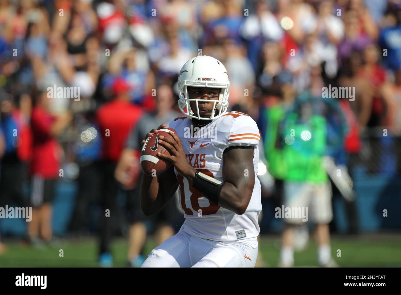 Texas quarterback Tyrone Swoopes looks to pass during an NCAA football game against the Kansas Saturday, Sept. 27, 2014, in Lawrence, Kan. (AP Photo/Ed Zurga) Stockfoto