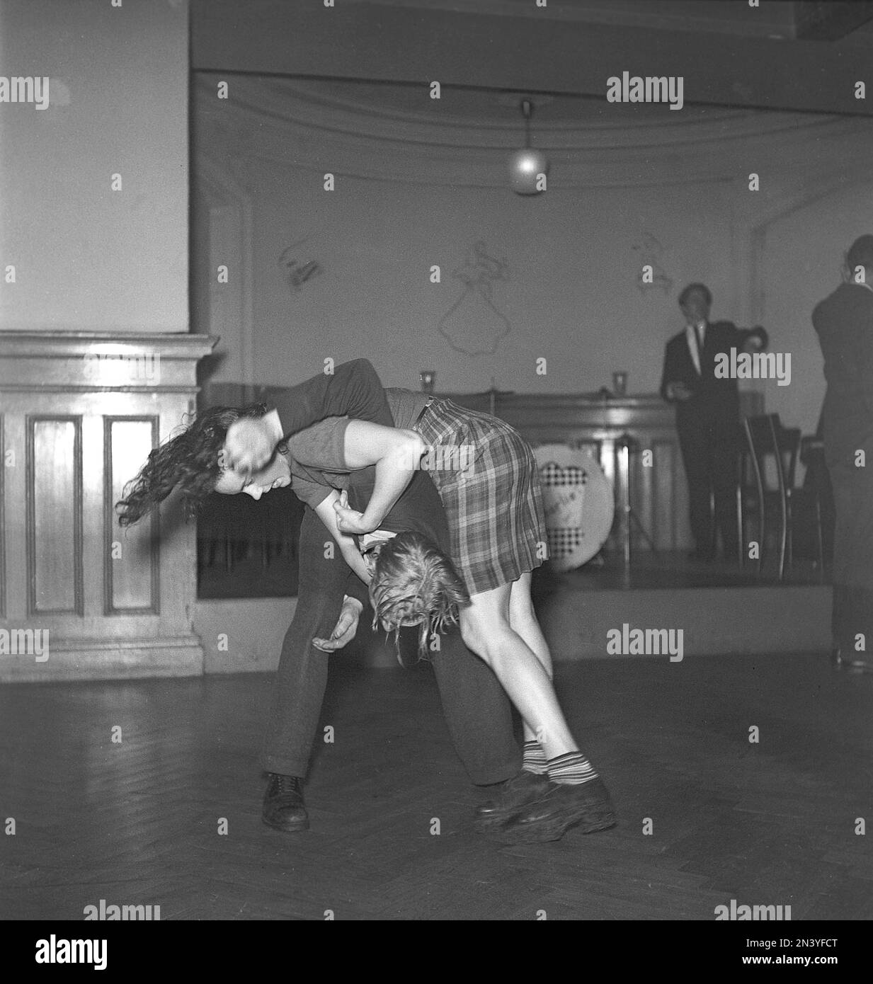 Jitterbug-Tanz. Ein Tanz, der in den Vereinigten Staaten popularisiert wurde und während des Zweiten Weltkriegs von amerikanischen Soldaten und Matrosen auf der ganzen Welt verbreitet wurde. Ein junges Paar tanzt den Jitterbug Tanz 1944 und erstarrt im Moment, wenn es akrobatisch ist. Kristoffersson Ref. L3-3 Stockfoto