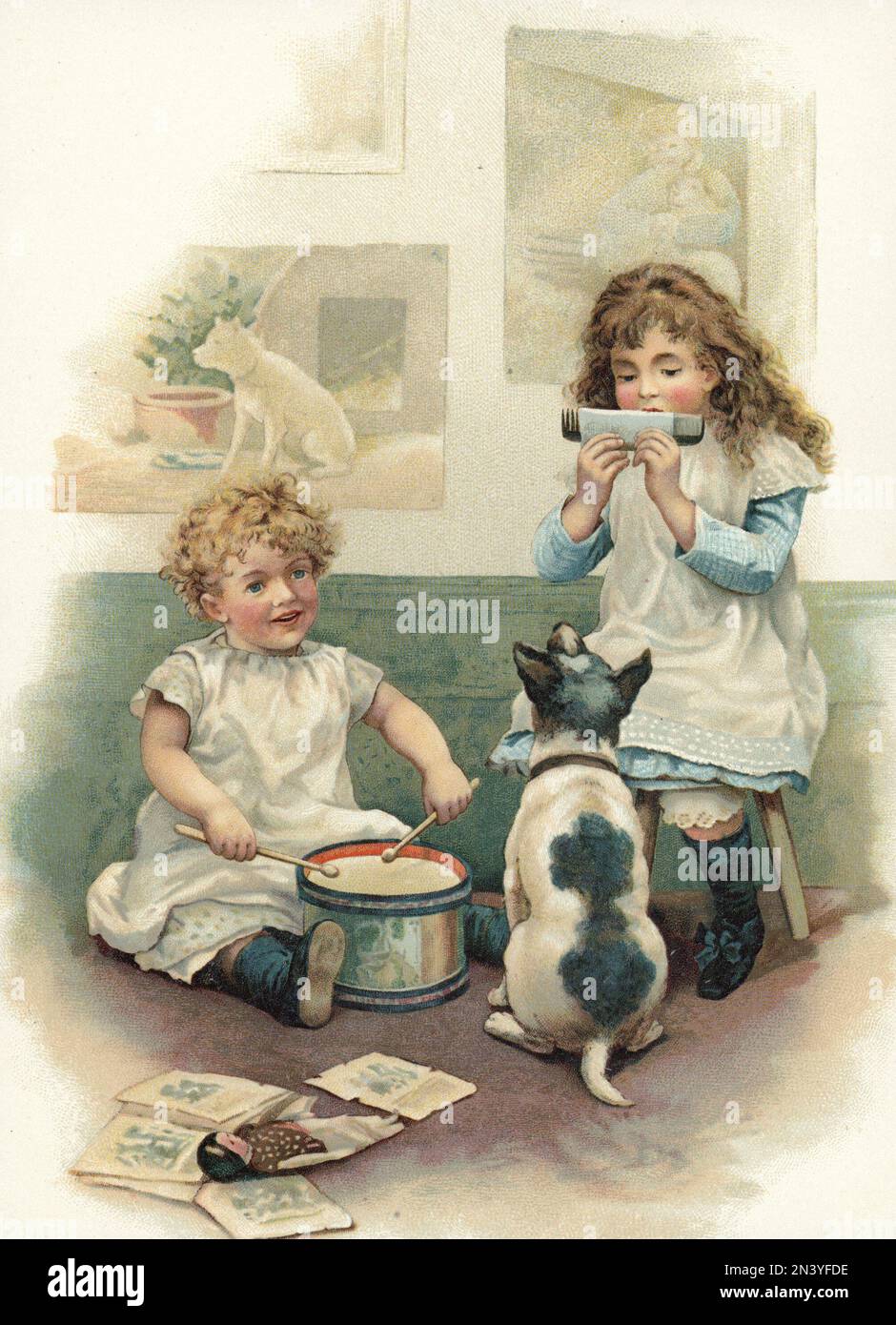 Zwei Kinder spielten für ihren Hund auf dieser Illustration von der Jahrhundertwende 1800-1900. Das Mädchen auf der rechten Seite spielt einen Kamm, indem sie ein Stück Papier hat, auf das sie aufbläst. Stockfoto