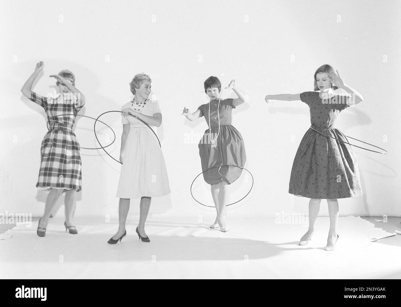 In den 1950er Jahren. Frauen, die Hula-Hooping machen. Dieser Wahnsinn gipfelte im Jahr 1958 mit etwa 20 Millionen Hula-Ringe, die in weniger als vier Monaten in den USA verkauft wurden. Schweden 1958 Ref. BV18-5 Stockfoto