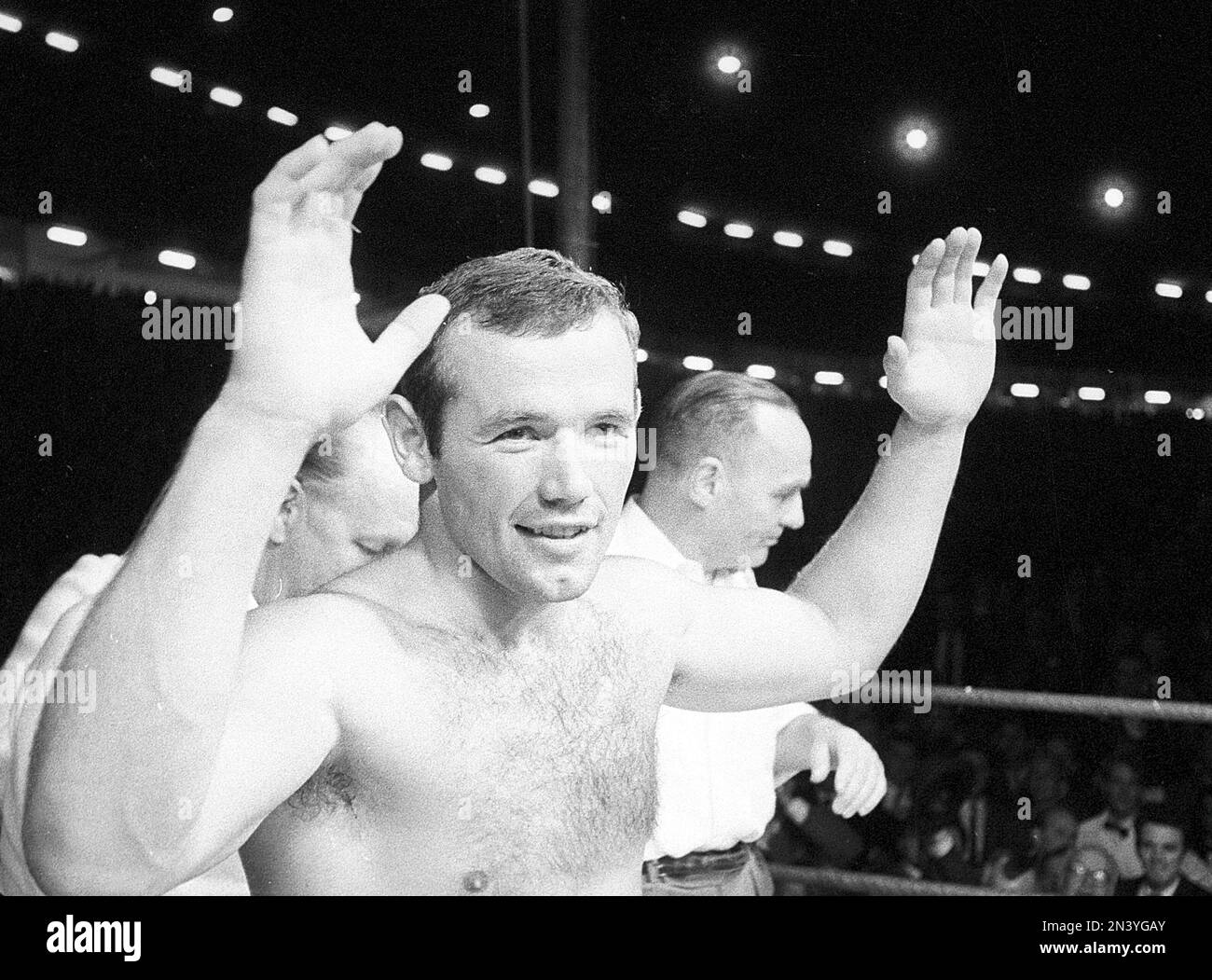 Ingemar Johansson. Schwedischer Profi-Boxer. Geboren am 22. september 1932 - 30. januar 2009. Foto vom 26. juni 1959, nachdem er den Weltmeistertitel im Schwergewicht gewonnen und Floyd Patterson im Yankee Stadium New York USA besiegt hatte. ref. BV23-1 Stockfoto