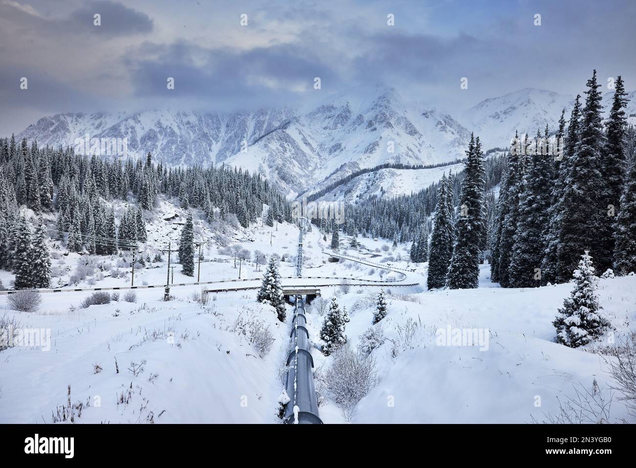 Landschaft der Schneefichte und der berühmten Eisenwasserleitung vom Big Almaty Mountain Lake in Tien Shan, Kasachstan. Stockfoto