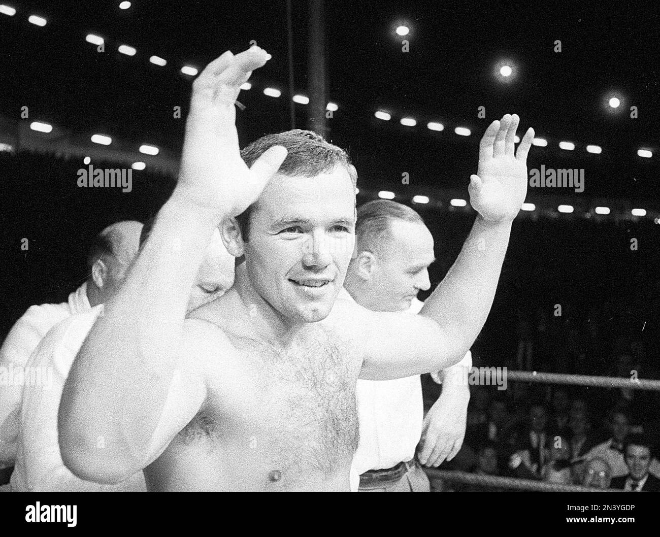 Ingemar Johansson. Schwedischer Profi-Boxer. Geboren am 22. september 1932 - 30. januar 2009. Foto vom 26. juni 1959, nachdem er den Weltmeistertitel im Schwergewicht gewonnen und Floyd Patterson im Yankee Stadium New York USA besiegt hatte. ref. BV23-1 Stockfoto