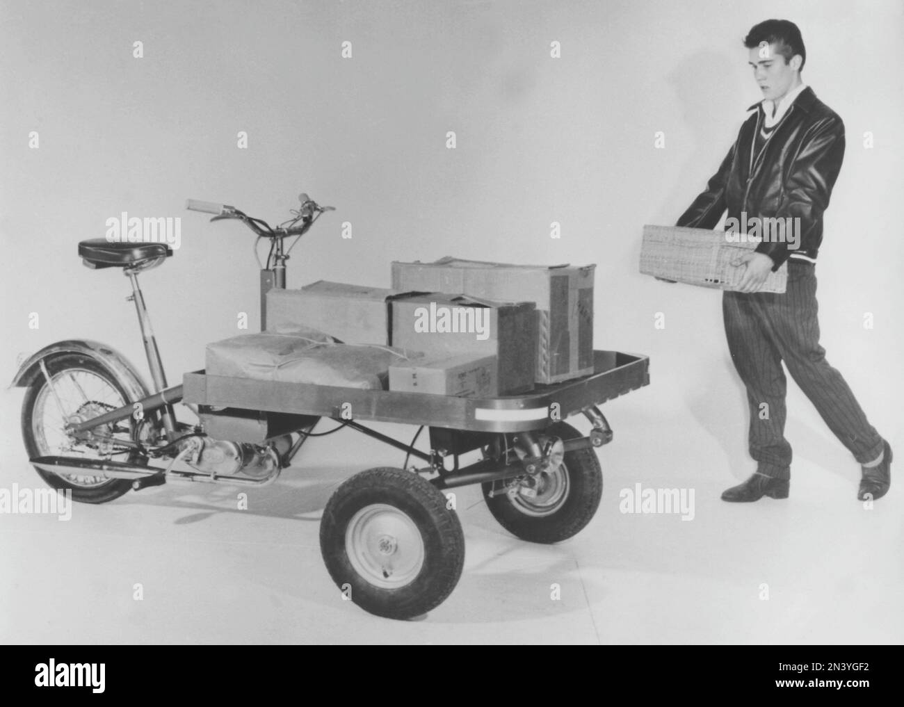 In den 1950er Jahren. Ein schwedischer Hersteller von Mopeds Monark präsentiert sein neues Modell M62, ein Moped mit einer Plattform vor dem Fahrzeug, auf der Pakete und Pakete platziert werden können. Schweden 1958 Stockfoto