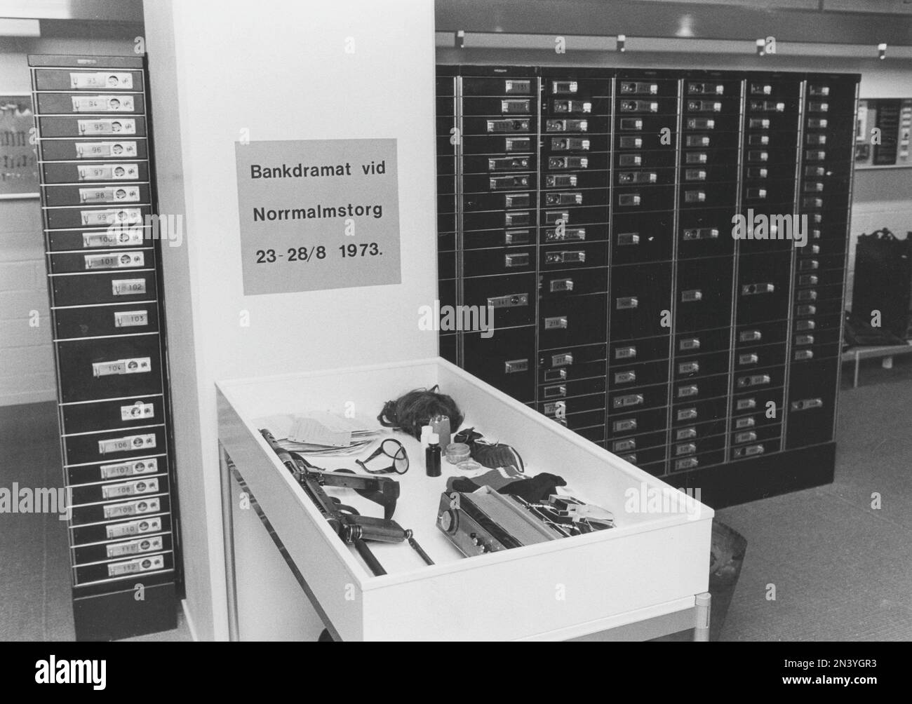 Der Norrmalmstorg-Raub am 23-28. august 1973. Kreditbanken auf der Normmalmstorg in Stockholm. Das erste kriminelle Ereignis in Schweden, über das live im Fernsehen berichtet wurde. Jan-Erik Olsson war der Räuber und wurde von einem ehemaligen Zellengenossen und Freund Clark Olofsson in der Bank begleitet. Die Räuber gaben auf, nachdem die Polizei Tränengas benutzte, keiner der Geiseln wurde verletzt. Ein Banküberfall und eine Geiselnahme, am besten bekannt als der Ursprung des Wortes Stockholm-Syndrom, ein vorgeschlagener Zustand, in dem Geiseln eine physologische Bindung zu ihren Entführern entwickeln. Bild einer Ausstellung von Innenraum und Fassade der Bank Stockfoto