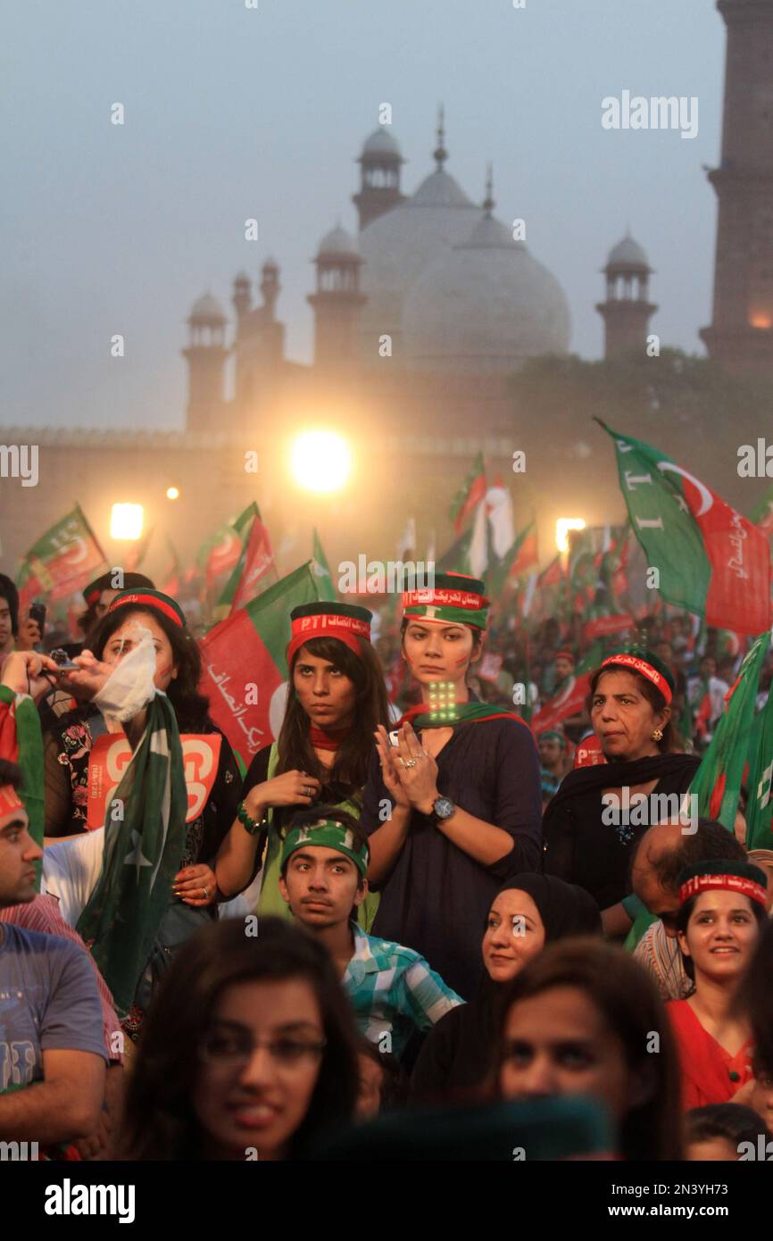 Supporters of Pakistani cricketer-turned-politician Imran Khan, attend an anti-government rally headed by Khan, in Lahore, Pakistan, Sunday, Sept. 28, 2014. (AP Photo/K.M. Chaudary) Stockfoto