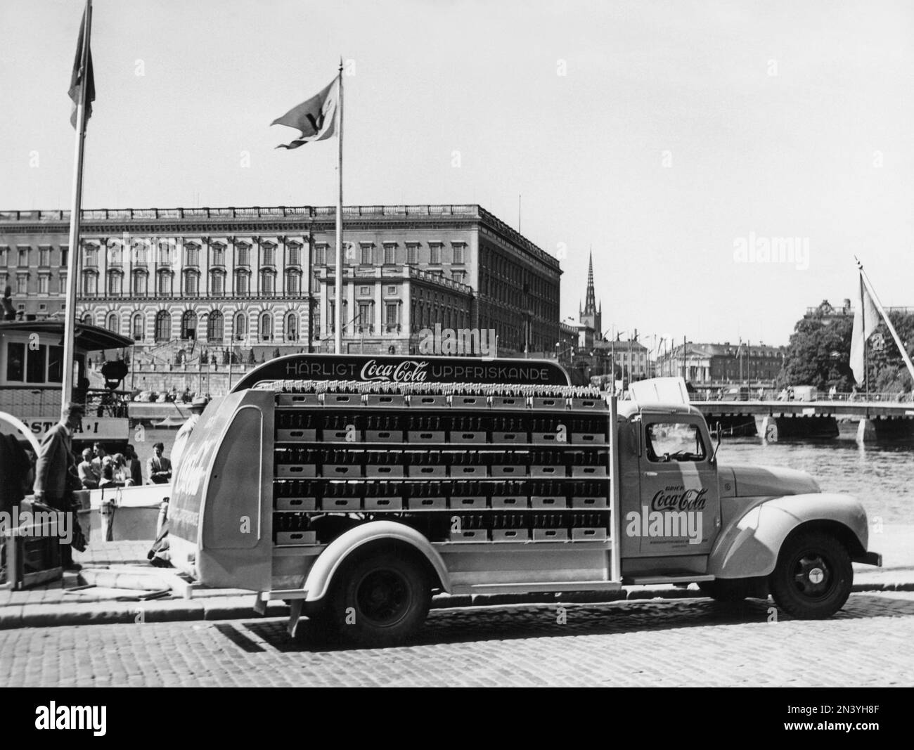 Coca Cola in den 1950er. Am 1. januar 1953 durfte Coca-Cola erstmals in Schweden hergestellt und verkauft werden; zuvor war der Verkauf in Schweden beschränkt, da der Coca-Cola-Gehalt verbotene Stoffe wie Phosphorsäure und Koffein enthielt. Einer der ersten Lieferwagen der Brauerei Mineralvattenfabriken Tre Kronor mit Coca-Cola-Flaschen, die in Stockholm mit dem königlichen Schloss im Hintergrund abgebildet ist. Volvo-Lkw, Modell L34, modifiziert und rot lackiert für den exklusiven Einsatz bei Coca-Cola-Lkw. Coca-Cola war früh dran mit Werbung für ihre Fahrzeuge. Schweden 195 Stockfoto