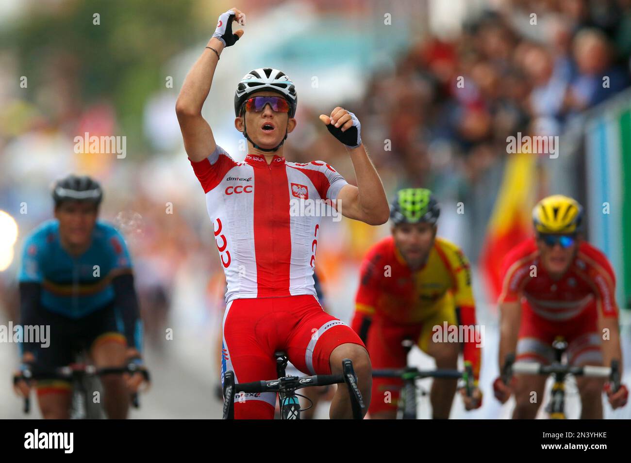 New world champion Poland's Michal Kwiatkowski, center, crosses the finish line ahead of fourth place Denmark's Matti Breschel, far right, third place Spain's Alejandro Valverde, second right, and fifth place Belgium's Greg van Avermaet, left, to win the men's road race over 254.8 kilometers (158.3 miles) of the Road Cycling World Championships in Ponferrada, north-western Spain, Sunday Sept. 28, 2014. (AP Photo/Daniel Ochoa de Olza) Stockfoto