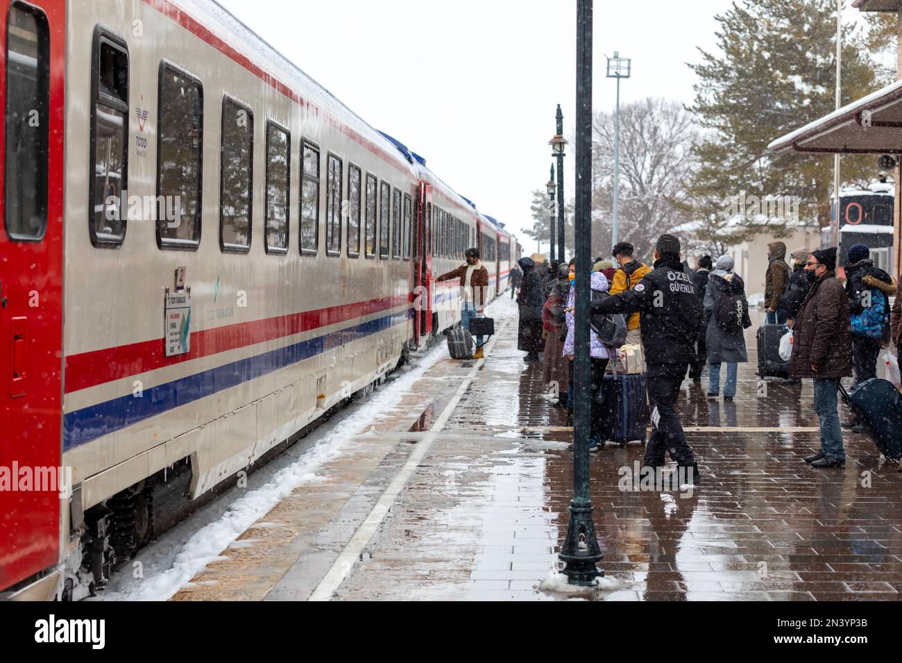 Erzincan, Türkei - 26. Januar 2022: Es schneit, Zug und Passagiere. Stockfoto