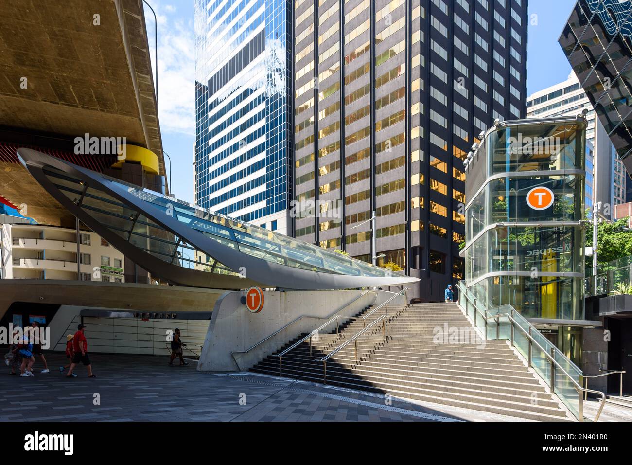 Menschen, die am Eingang zum Wynyard Walk Fußgängertunnel am Napoleon Plaza im zentralen Geschäftsviertel von Sydney vorbeilaufen Stockfoto