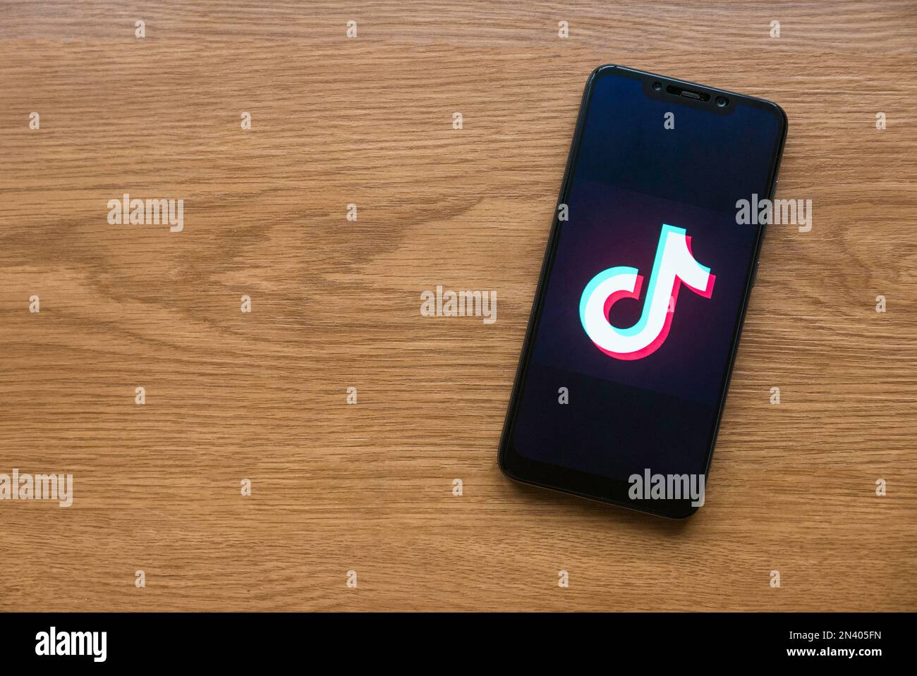 KEDAH, MALAYSIA - CIRCA JUNI 2021 : Handy mit Tik Tok Logo auf dem Bildschirm. TIK Tok ist eine chinesische App zum Erstellen und Teilen von Videos. Stockfoto