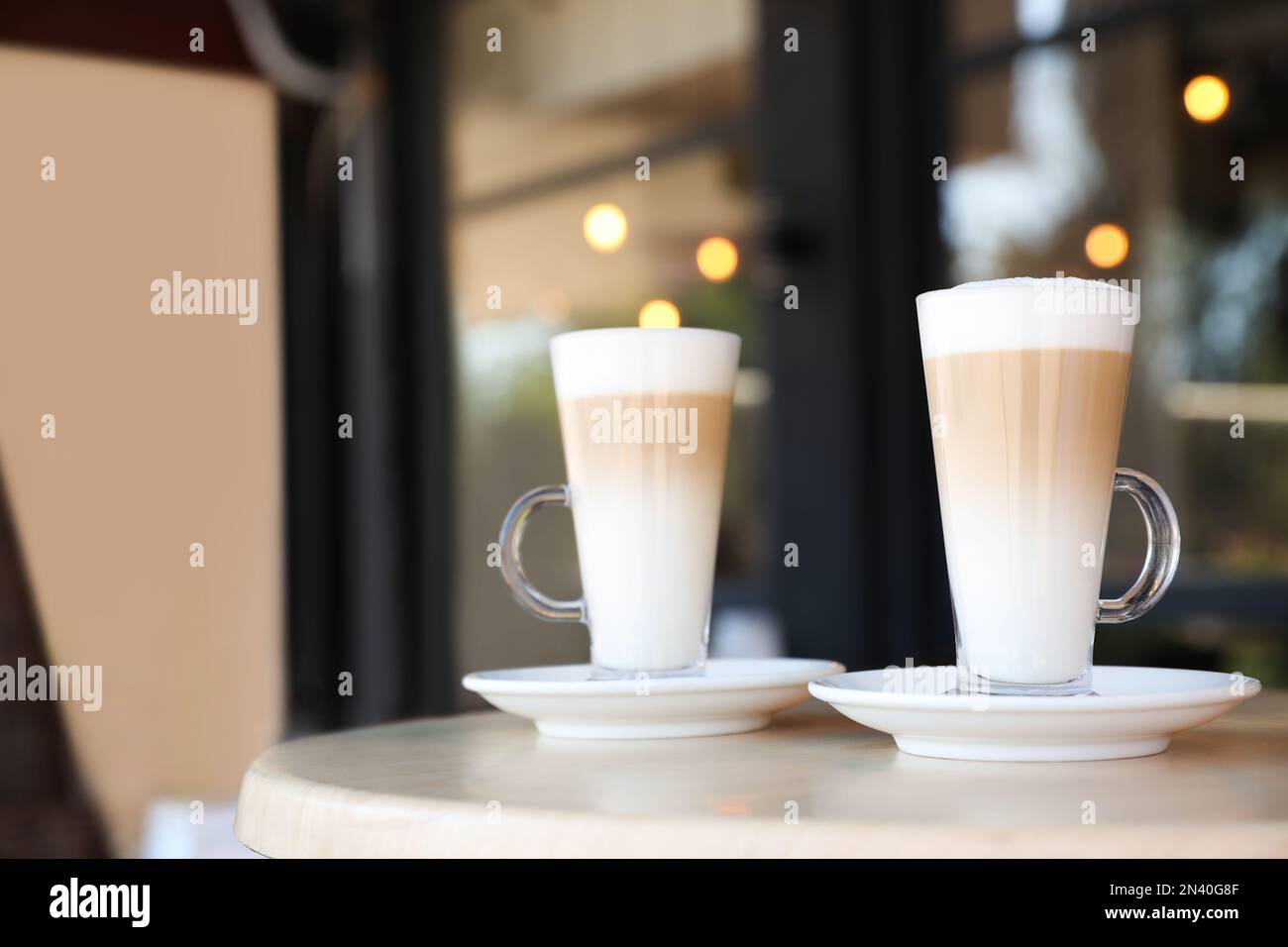 Tassen Kaffee auf dem Tisch im Café, Platz für Text Stockfoto