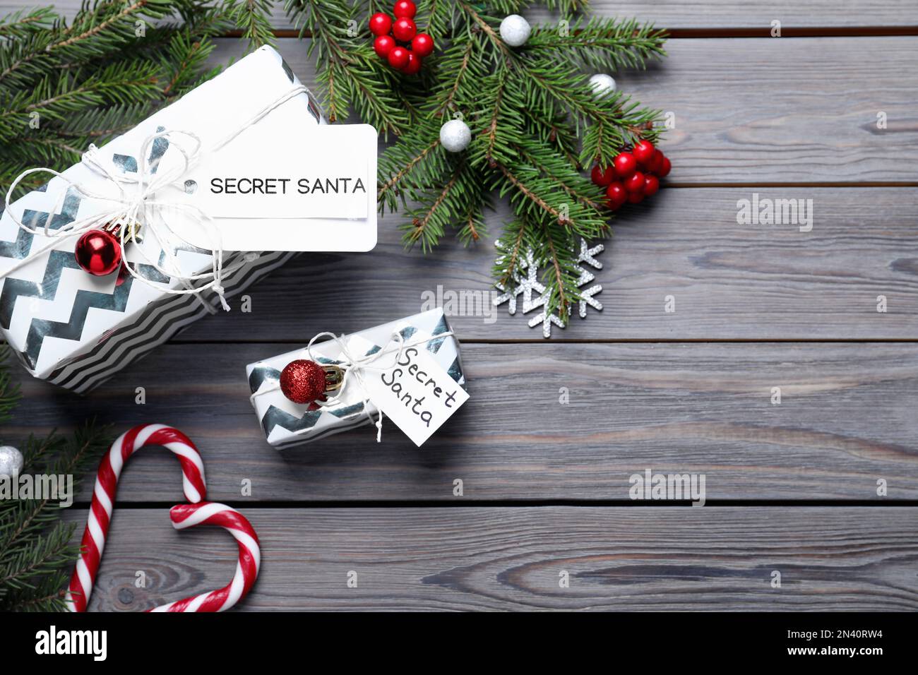 Flach liegend mit Geschenken vom geheimen Weihnachtsmann auf Holztisch, Platz für Text Stockfoto