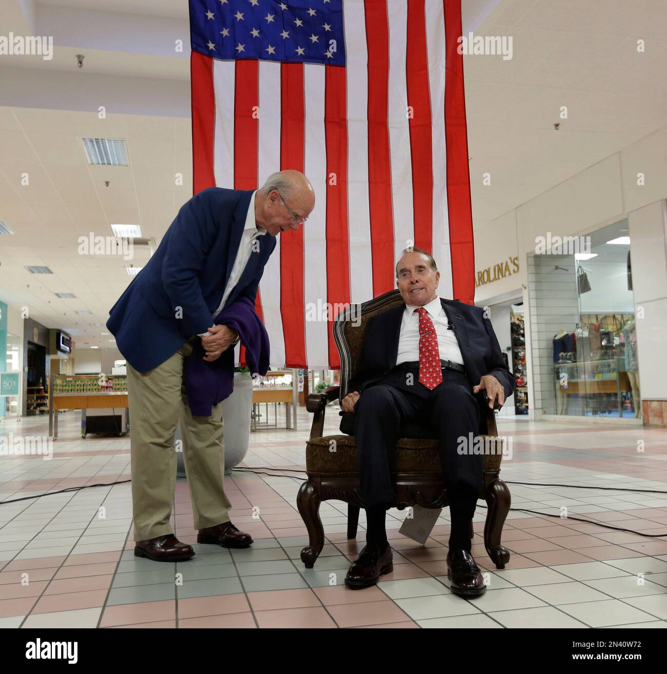 Republican Sen. Pat Roberts chats with former Senate Majority Leader Bob Dole during a campaign stop at a mall in Dodge City, Kan, Monday, Sept. 22, 2014. Three-term incumbent Roberts is facing a challenge from independent candidate Greg Orman. (AP Photo/Charlie Riedel) Stockfoto