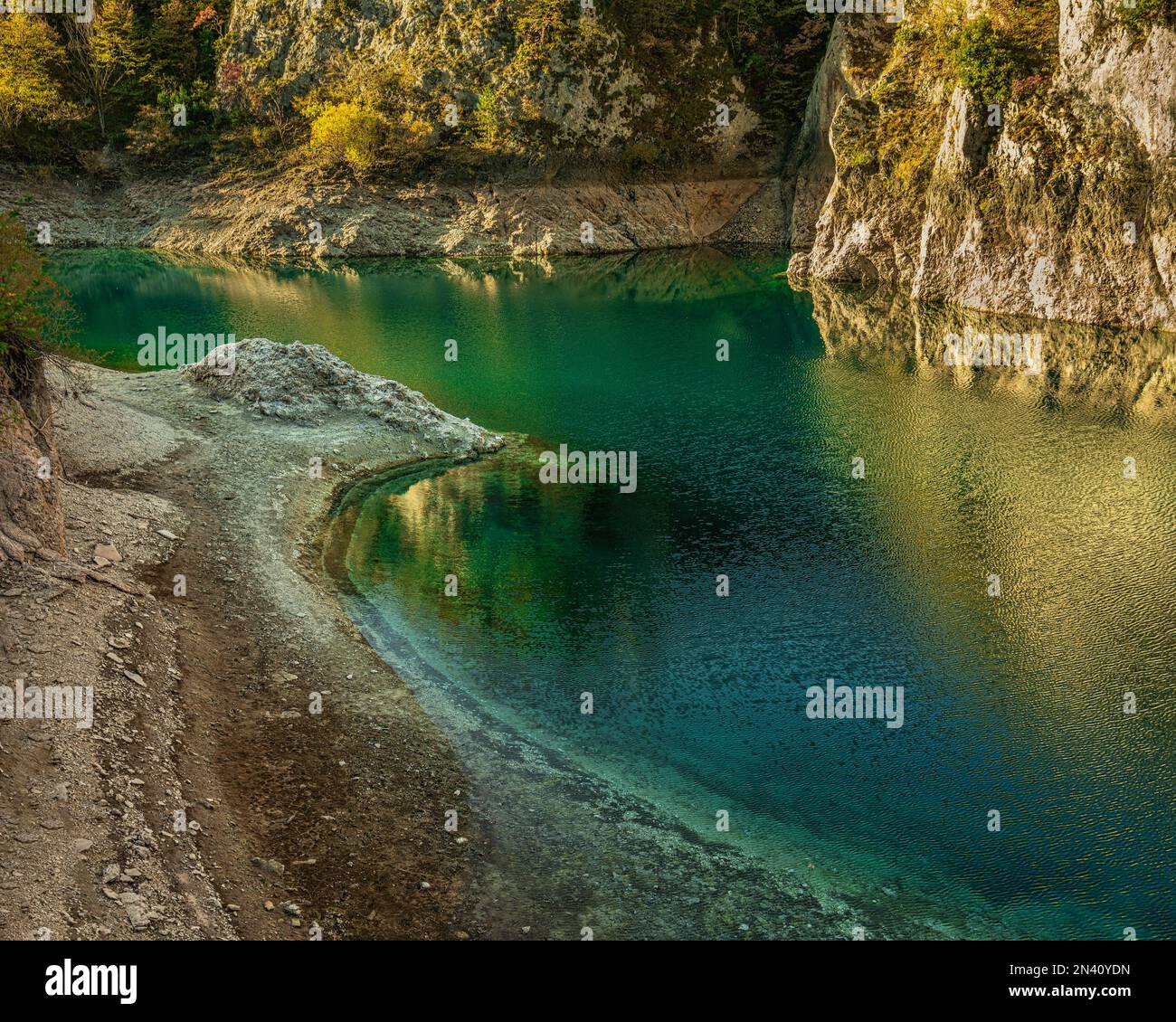 Die Bäume in den Herbstfarben spiegeln sich im kleinen Wasser des San Domenico Sees wider. San Domenico See Naturschutzgebiet, Abruzzen, Italien, Europa Stockfoto