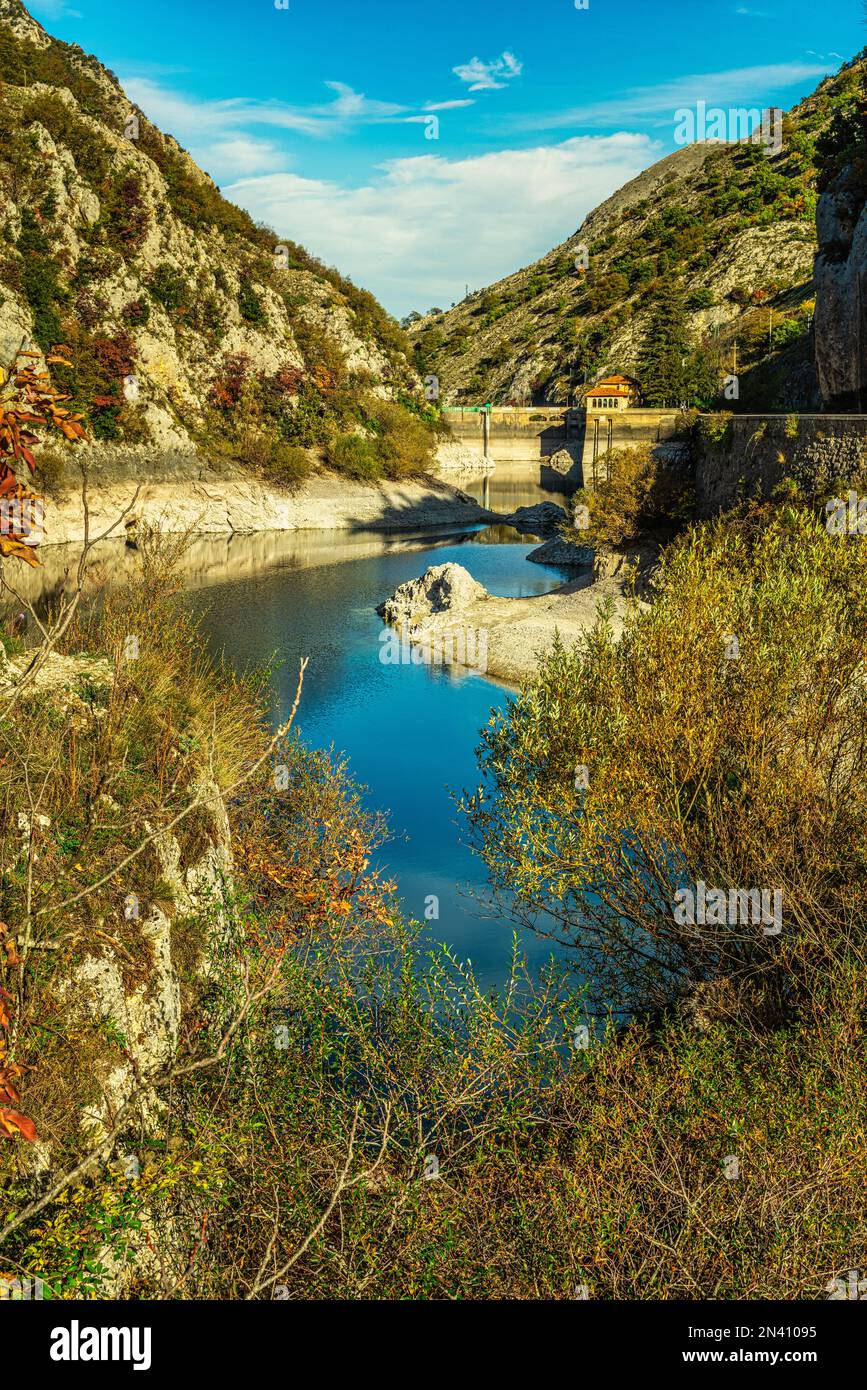 Werfen Sie einen Blick auf das Wasserkraftwerk Sagittario, es ist ein Becken, das vom San Domenico Reservoir gespeist wird. Villalago, Provinz L'Aquila, Abruzzen, Italien Stockfoto