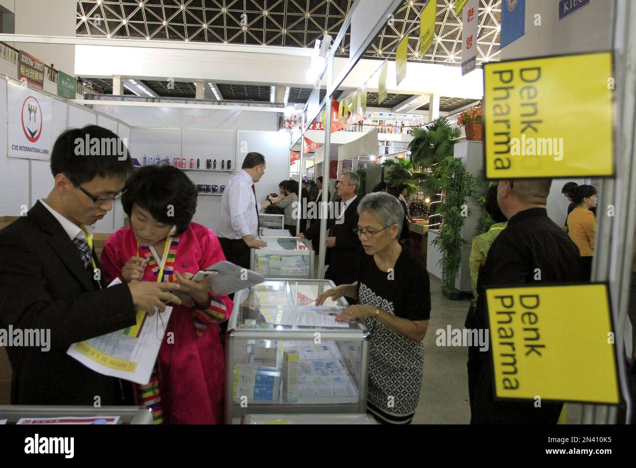 Visitors attend the 10th Pyongyang Autumn International Trade Fair at the Three Revolution Exhibition House, in Pyongyang, North Korea, on Monday, Sept. 22, 2014 (AP Photo/Kim Kwang Hyon) Stockfoto