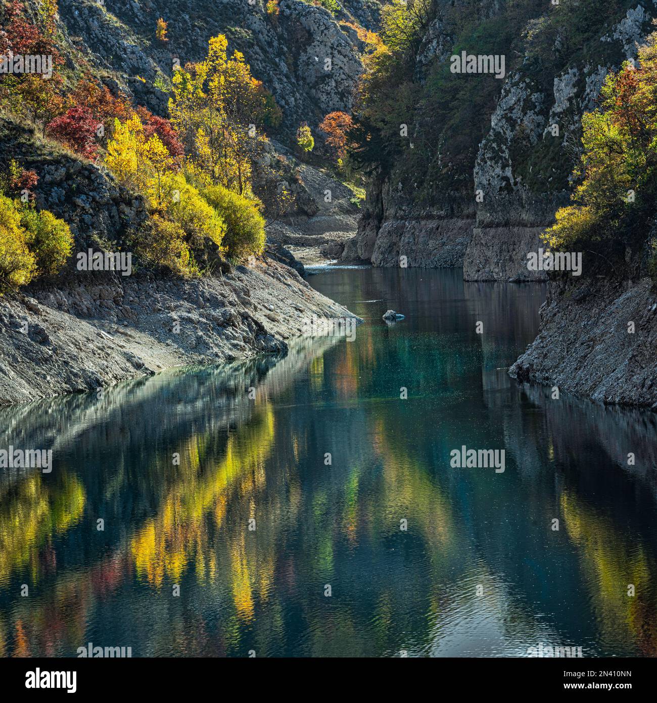 Die Bäume in den Herbstfarben spiegeln sich im kleinen Wasser des San Domenico Sees wider. San Domenico See Naturschutzgebiet, Abruzzen, Italien, Europa Stockfoto