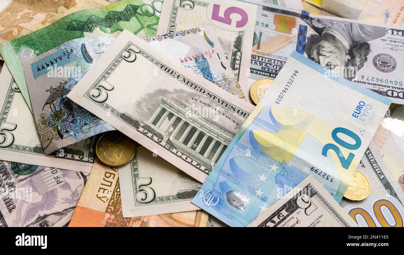 Hintergrund verschiedener Banknoten in Dollar, Euro, Rubel, belarussischer Rubel und anderer Währung. Stockfoto