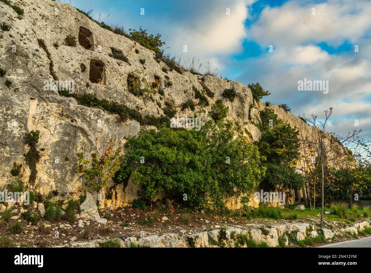 Nekropole von Cassibile, eine archäologische Stätte mit zahlreichen Spuren und Ruinen von Rupestrien. Avola, Provinz Syrakus, Sizilien, Italien, Europa Stockfoto