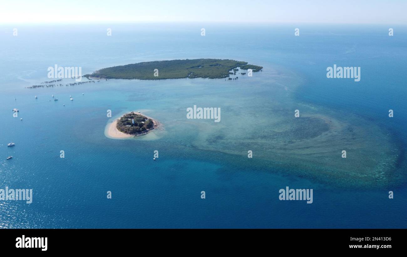 Luftaufnahme von zwei Inseln mit Booten, die vor Australien von Korallenriffen umgeben sind Stockfoto