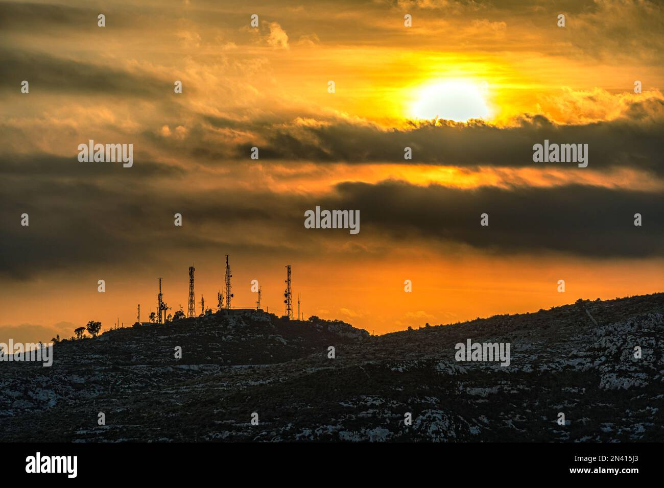 Sonnenuntergang auf den Fernsehantennen auf den Hügeln von Avola. Avola, Provinz Syrakus, Sizilien, Italien, Europa Stockfoto