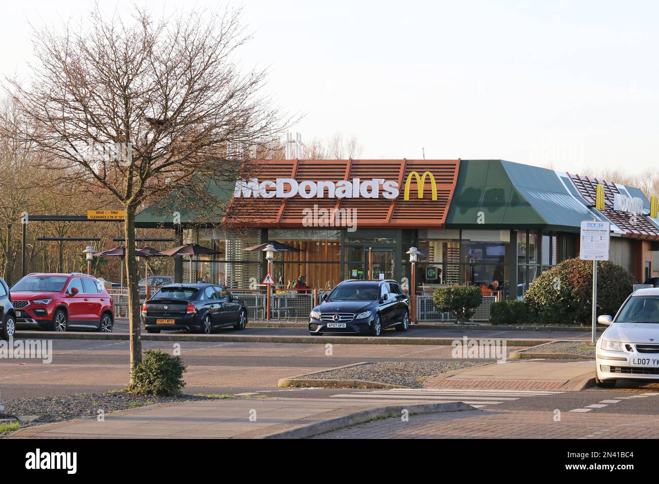 Fast Food Laden In Der Nähe Multinationale fast food kette -Fotos und -Bildmaterial in hoher