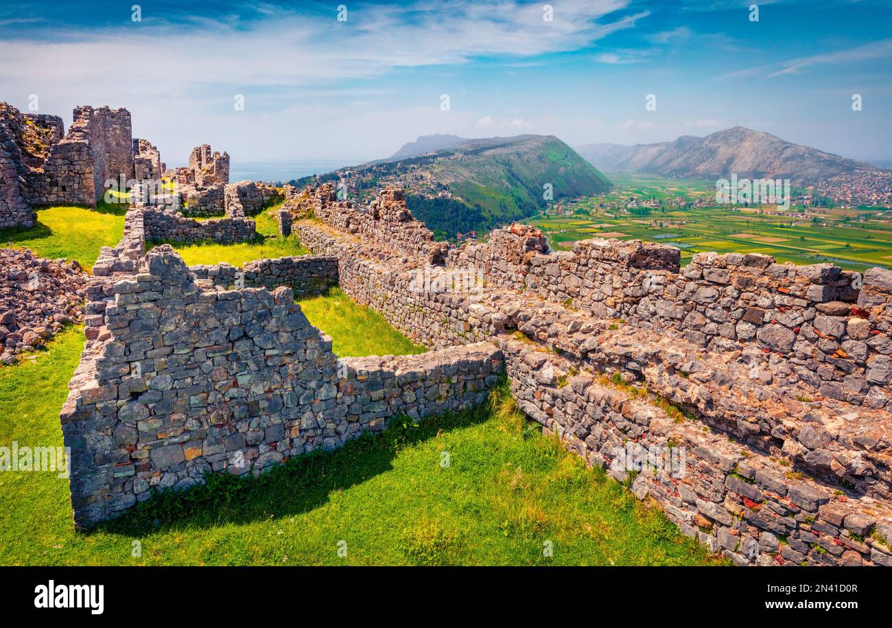 Fesselnder Frühlingsblick auf die Ruinen der Festung Lezhe. Wunderschöne Morgenszene von Albanien, Europa. Hintergrund des Reisekonzepts. Stockfoto