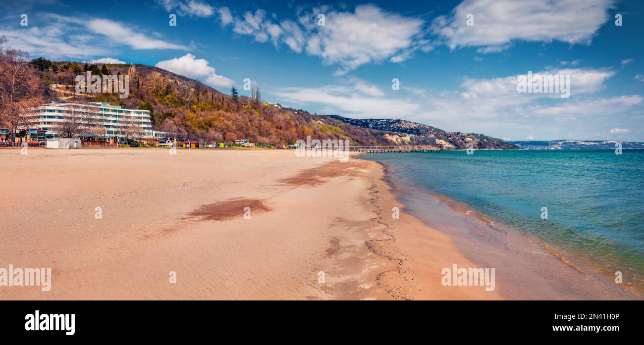 Leeres Ufer des Dorfes Albena. Farbenfrohe Morgenszene von Bulgarien, Europa. Panoramablick auf das Schwarze Meer. Hintergrund des Reisekonzepts. Stockfoto