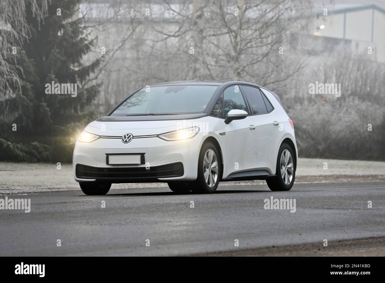 Weißer Volkswagen ID3 Elektroauto, der an einem nebligen Wintertag auf der Straße fährt. Salo, Finnland. 21. Januar 2023 Stockfoto