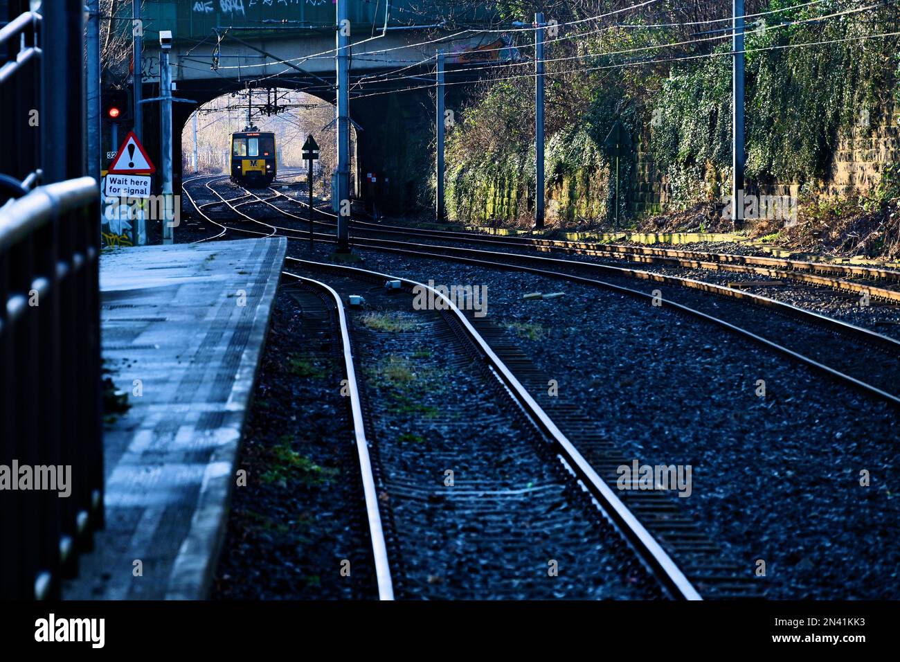 Am frühen Morgen fahren Tyne und Wear Metro auf dem Weg nach South Shields über Whitley Bay Stockfoto