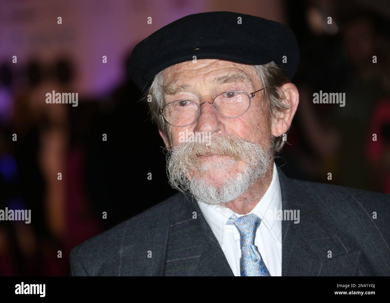 British actor John Hurt arrives for the UK Gala Screening of '20,000 Days On Earth', a film by Nick Cave, at the Barbican Centre in central London, Wednesday, Sept. 17, 2014. (Photo by Joel Ryan/Invision/AP) Stockfoto