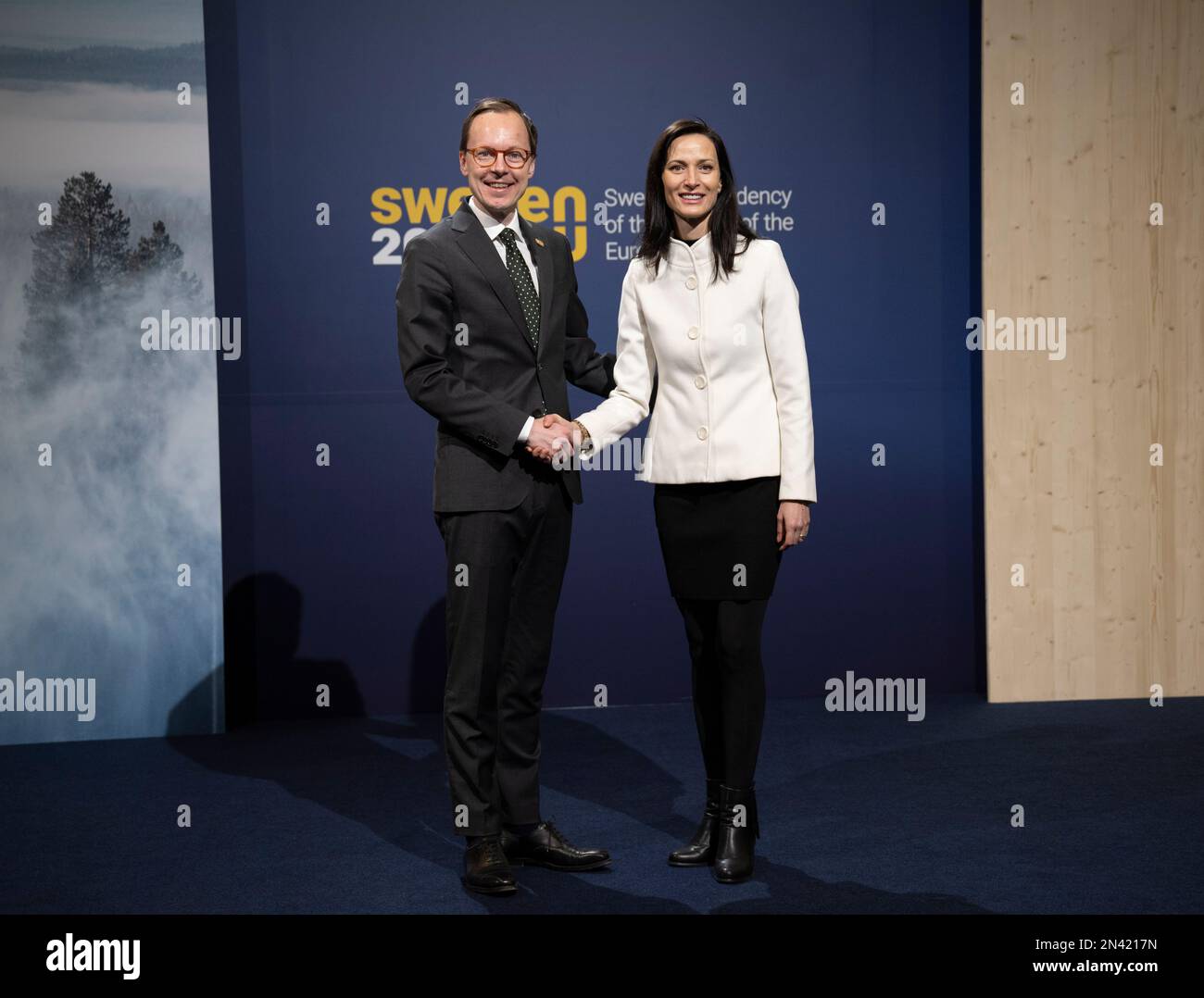 STOCKHOLM 20230208 Bildungsminister Mats Persson begrüßt EU-Kommissarin Mariya Gabriel, EU-Kommissarin für Innovation, Forschung, Kultur, Bildung und Jugend. Dies erfolgt im Vorfeld des heutigen informellen EU-Treffens zwischen den Forschungsministern der EU im skandinavischen XPO in Märsta außerhalb von Stockholm. Foto: Fredrik Sandberg / TT / Code 10080 Stockfoto