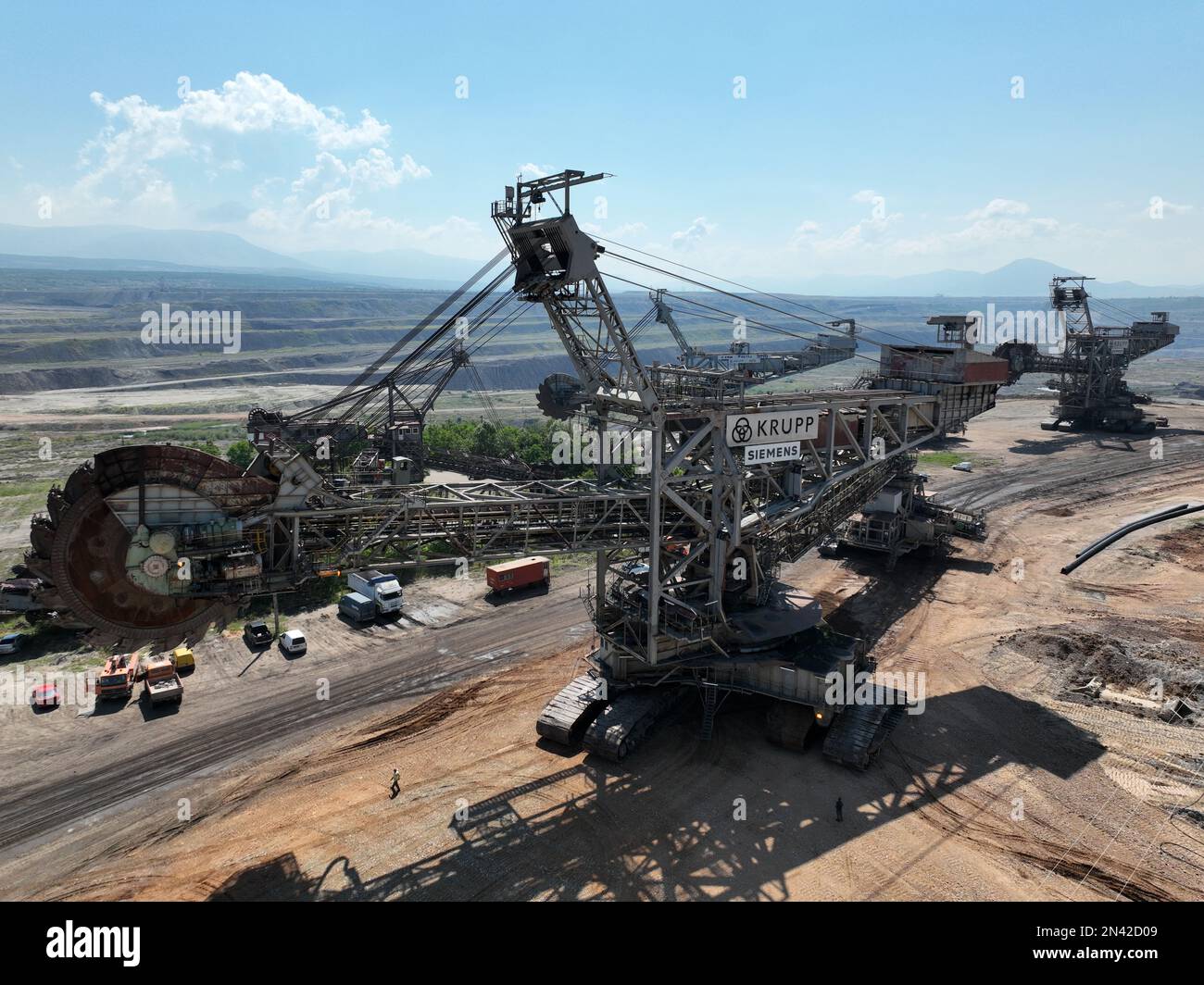 Ein riesiges Schaufelrad in einem Kohlebergwerk. Ein riesiger Bagger auf einer offenen Grube. Stockfoto
