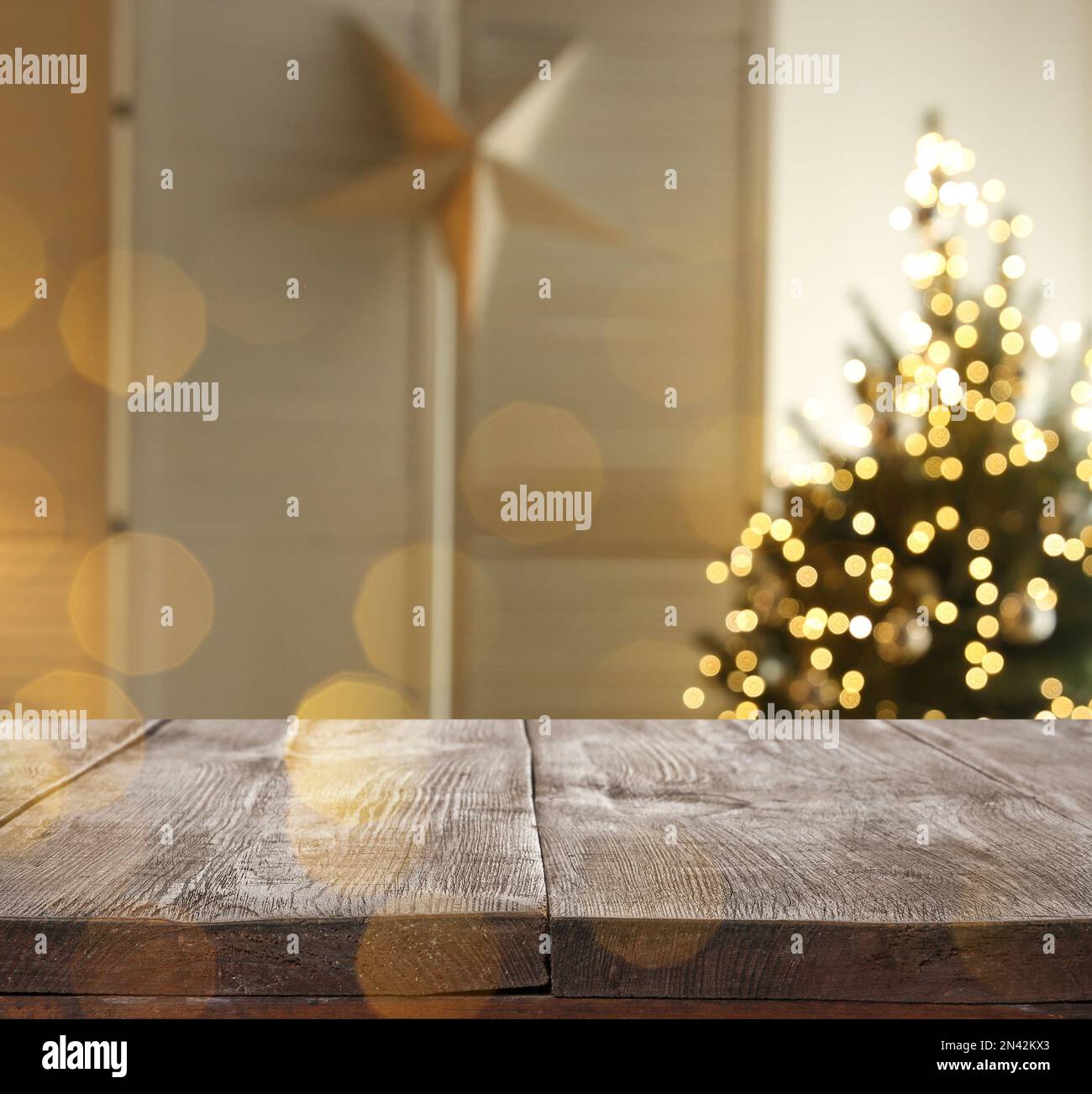 Leere Holzfläche und verschwommener Blick auf das zu Weihnachten dekorierte Zimmer, Platz für Text. Innendesign Stockfoto