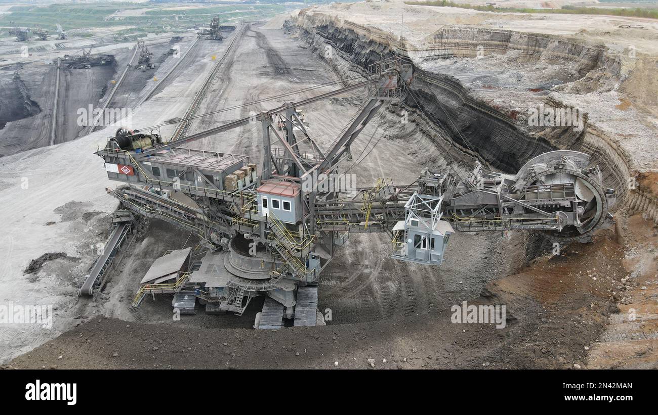 Ein riesiges Schaufelrad in einem Kohlebergwerk. Ein riesiger Bagger auf einer offenen Grube. Stockfoto