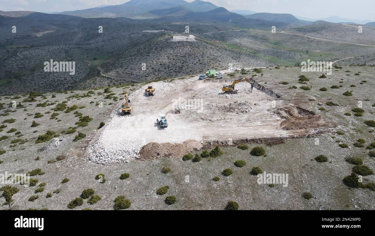 Schwere Maschinen, die auf dem Berg arbeiten. Stockfoto
