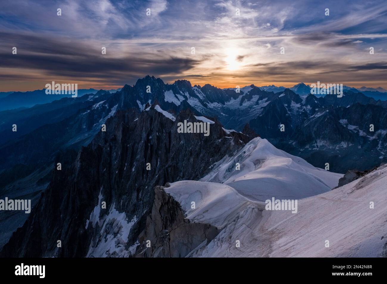 Blick von Aiguille du Midi auf die Gipfel des östlichen Mont Blanc-Massivs, mit Aiguille Verte und Signal Vallot bei Sonnenaufgang. Stockfoto